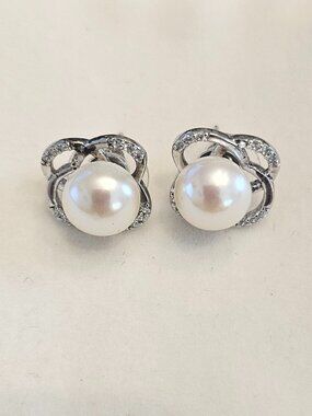 Pearl earrings set in silver plating with cubic zirconia
